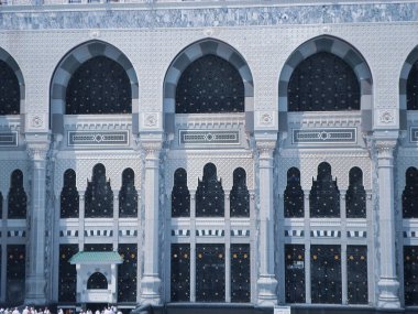 Kutsal Kabe kapısı ve duvarlar, Müslümanlar dolaşıyor.