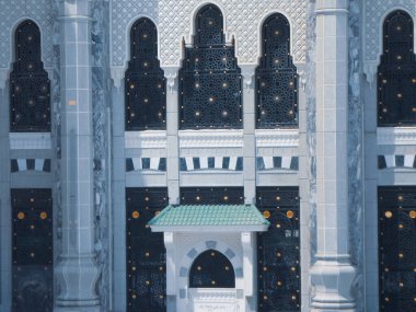 Kutsal Kabe kapısı ve duvarlar, Müslümanlar dolaşıyor.