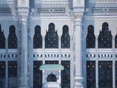 Kutsal Kabe kapısı ve duvarlar, Müslümanlar dolaşıyor.