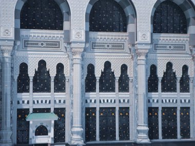 Kutsal Kabe kapısı ve duvarlar, Müslümanlar dolaşıyor.