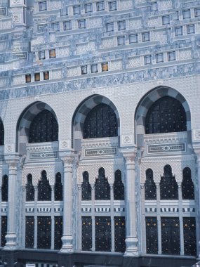 Kutsal Kabe kapısı ve duvarlar, Müslümanlar dolaşıyor.