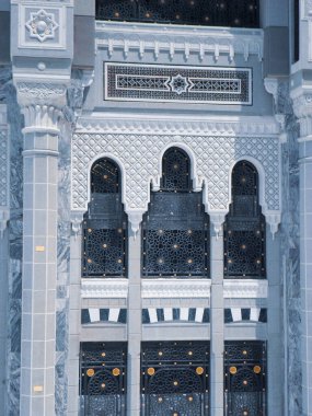 Kutsal Kabe kapısı ve duvarlar, Müslümanlar dolaşıyor.