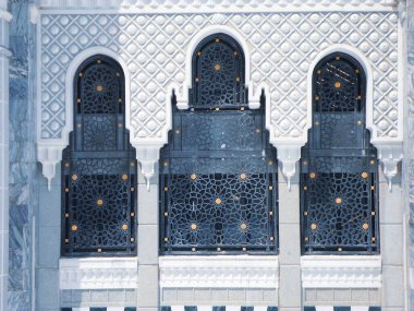 Kutsal Kabe kapısı ve duvarlar, Müslümanlar dolaşıyor.