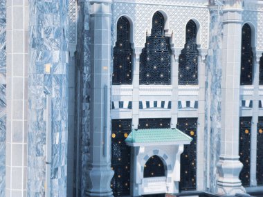 Kutsal Kabe kapısı ve duvarlar, Müslümanlar dolaşıyor.