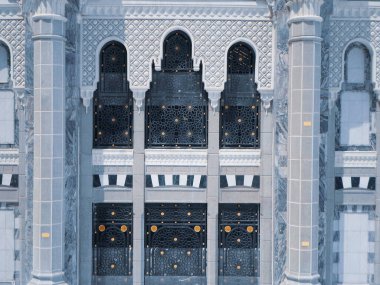 Kutsal Kabe kapısı ve duvarlar, Müslümanlar dolaşıyor.