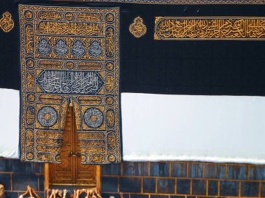 Kutsal Kabe kapısı ve duvarlar, Müslümanlar dolaşıyor.