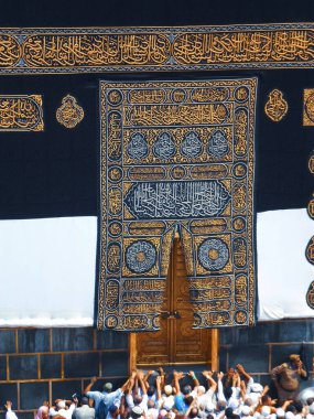 Kutsal Kabe kapısı ve duvarlar, Müslümanlar dolaşıyor.