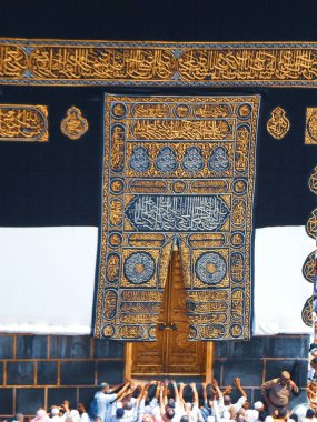 Kutsal Kabe kapısı ve duvarlar, Müslümanlar dolaşıyor.