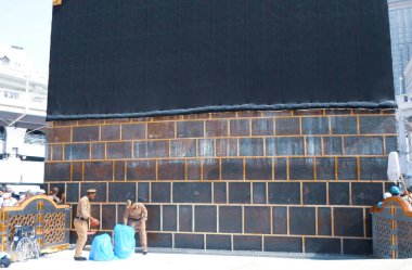 Kutsal Kabe kapısı ve duvarlar, Müslümanlar dolaşıyor.