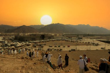 Müslüman turistler ve hacılar Uhud Şehitleri 'ni ziyaret ediyorlar. Uhud Dağı 'nın Okçu Tepesi.