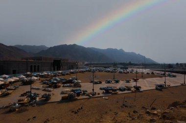 Müslüman turistler ve hacılar Uhud Şehitleri 'ni ziyaret ediyorlar. Uhud Dağı 'nın Okçu Tepesi.