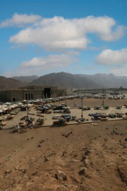 Müslüman turistler ve hacılar Uhud Şehitleri 'ni ziyaret ediyorlar. Uhud Dağı 'nın Okçu Tepesi.