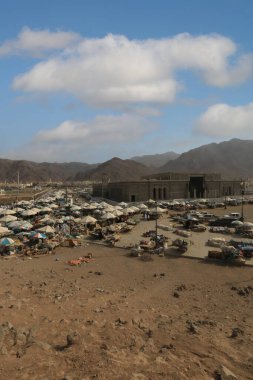 Müslüman turistler ve hacılar Uhud Şehitleri 'ni ziyaret ediyorlar. Uhud Dağı 'nın Okçu Tepesi.