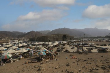 Müslüman turistler ve hacılar Uhud Şehitleri 'ni ziyaret ediyorlar. Uhud Dağı 'nın Okçu Tepesi.