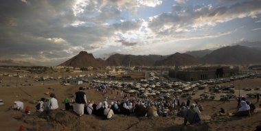 Müslüman turistler ve hacılar Uhud Şehitleri 'ni ziyaret ediyorlar. Uhud Dağı 'nın Okçu Tepesi.