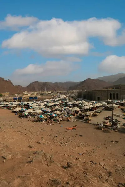 Müslüman turistler ve hacılar Uhud Şehitleri 'ni ziyaret ediyorlar. Uhud Dağı 'nın Okçu Tepesi.