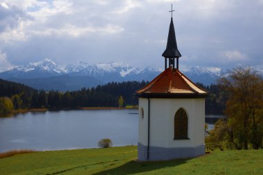 Hegratsrieder Kilisesi Bir sonbahar sabahı göle bakın, Ostallgu, Bavyera, Almanya