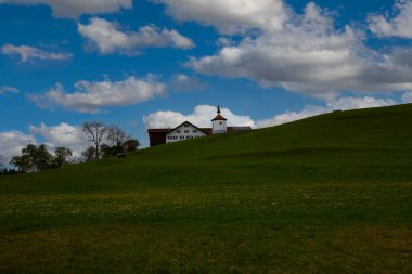 Hegratsrieder Kilisesi Bir sonbahar sabahı göle bakın, Ostallgu, Bavyera, Almanya