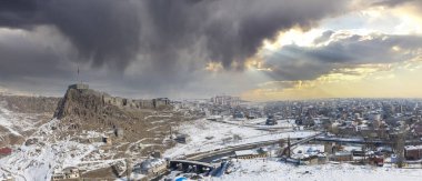 Kars merkezi ve Kars kalesinin panoramik görüntüsü