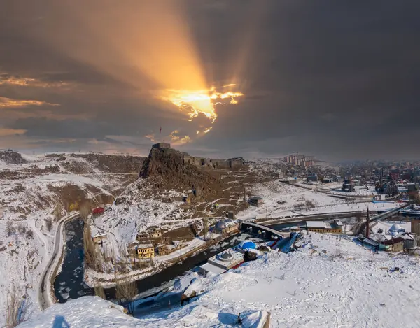 Kars merkezi ve Kars kalesinin panoramik görüntüsü