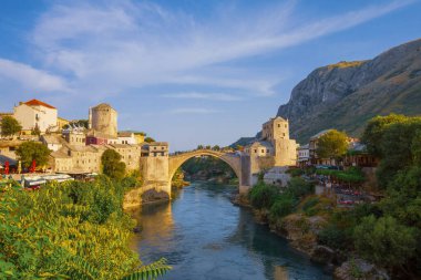Eski Bosna-Hersek 'in Mostar kentindeki Stari Most köprüsü. Yazın Mostar şehir manzarası
