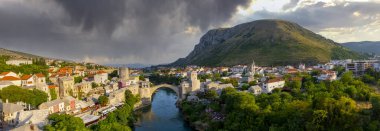 Eski Bosna-Hersek 'in Mostar kentindeki Stari Most köprüsü. Yazın Mostar şehir manzarası