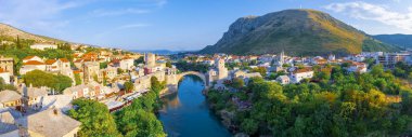 Eski Bosna-Hersek 'in Mostar kentindeki Stari Most köprüsü. Yazın Mostar şehir manzarası