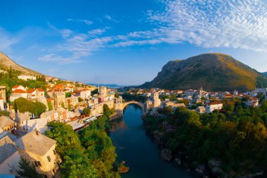 Eski Bosna-Hersek 'in Mostar kentindeki Stari Most köprüsü. Yazın Mostar şehir manzarası