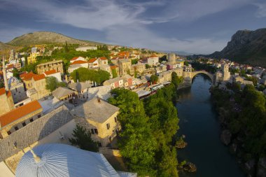 Eski Bosna-Hersek 'in Mostar kentindeki Stari Most köprüsü. Yazın Mostar şehir manzarası