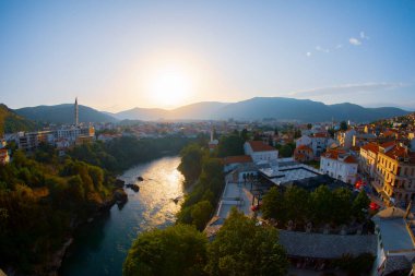 Eski Bosna-Hersek 'in Mostar kentindeki Stari Most köprüsü. Yazın Mostar şehir manzarası