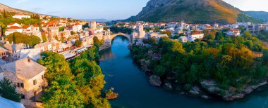 Eski Bosna-Hersek 'in Mostar kentindeki Stari Most köprüsü. Yazın Mostar şehir manzarası