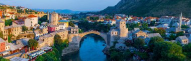 Eski Bosna-Hersek 'in Mostar kentindeki Stari Most köprüsü. Yazın Mostar şehir manzarası