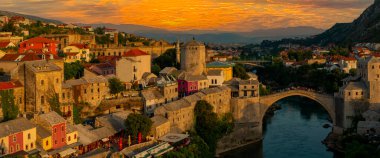 Eski Bosna-Hersek 'in Mostar kentindeki Stari Most köprüsü. Yazın Mostar şehir manzarası