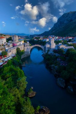 Eski Bosna-Hersek 'in Mostar kentindeki Stari Most köprüsü. Yazın Mostar şehir manzarası