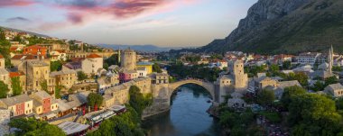 Eski Bosna-Hersek 'in Mostar kentindeki Stari Most köprüsü. Yazın Mostar şehir manzarası