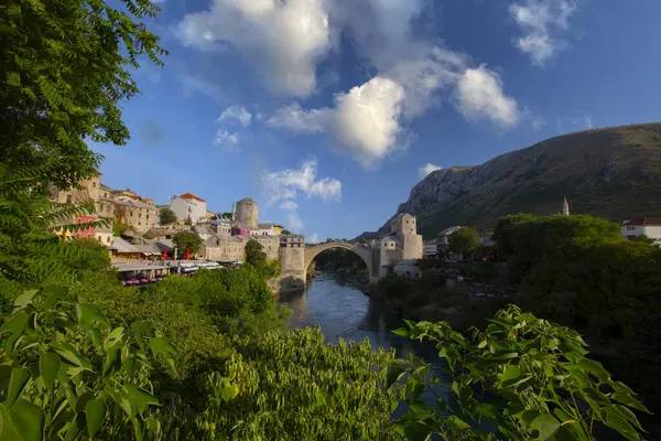 Eski Bosna-Hersek 'in Mostar kentindeki Stari Most köprüsü. Yazın Mostar şehir manzarası