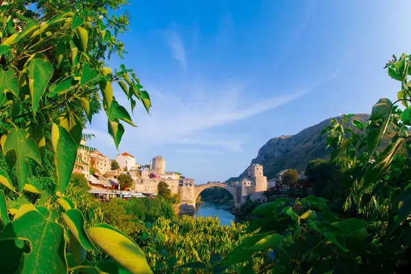 Eski Bosna-Hersek 'in Mostar kentindeki Stari Most köprüsü. Yazın Mostar şehir manzarası