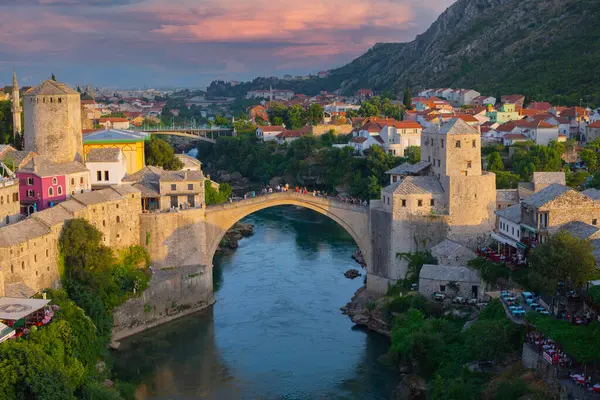 Eski Bosna-Hersek 'in Mostar kentindeki Stari Most köprüsü. Yazın Mostar şehir manzarası