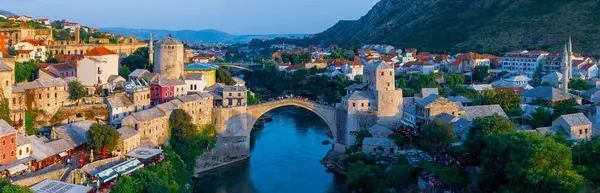 Eski Bosna-Hersek 'in Mostar kentindeki Stari Most köprüsü. Yazın Mostar şehir manzarası