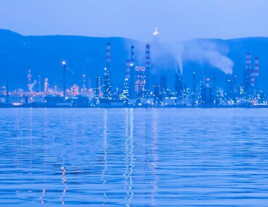 İzmit, Kocaeli, Türkiye 'deki TÜPRAS (Türk Petrol Rafineri Şirketi). TÜPRAS tesislerinin gün batımı görüntüsü.