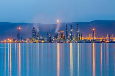İzmit, Kocaeli, Türkiye 'deki TÜPRAS (Türk Petrol Rafineri Şirketi). TÜPRAS tesislerinin gün batımı görüntüsü.