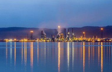 İzmit, Kocaeli, Türkiye 'deki TÜPRAS (Türk Petrol Rafineri Şirketi). TÜPRAS tesislerinin gün batımı görüntüsü.