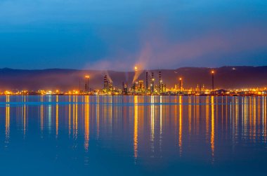 İzmit, Kocaeli, Türkiye 'deki TÜPRAS (Türk Petrol Rafineri Şirketi). TÜPRAS tesislerinin gün batımı görüntüsü.