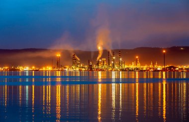 İzmit, Kocaeli, Türkiye 'deki TÜPRAS (Türk Petrol Rafineri Şirketi). TÜPRAS tesislerinin gün batımı görüntüsü.