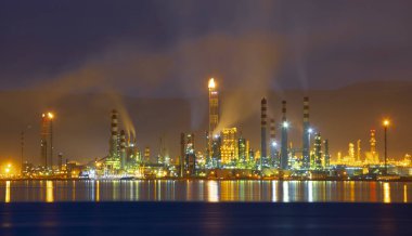 İzmit, Kocaeli, Türkiye 'deki TÜPRAS (Türk Petrol Rafineri Şirketi). TÜPRAS tesislerinin gün batımı görüntüsü.