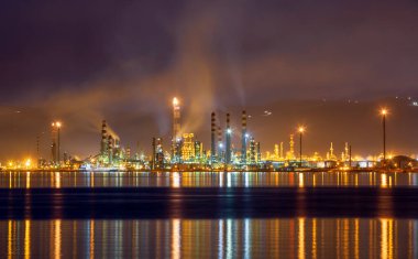 İzmit, Kocaeli, Türkiye 'deki TÜPRAS (Türk Petrol Rafineri Şirketi). TÜPRAS tesislerinin gün batımı görüntüsü.