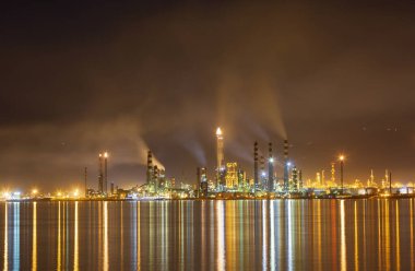 İzmit, Kocaeli, Türkiye 'deki TÜPRAS (Türk Petrol Rafineri Şirketi). TÜPRAS tesislerinin gün batımı görüntüsü.
