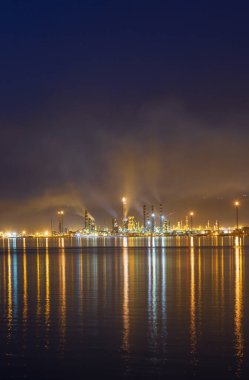 İzmit, Kocaeli, Türkiye 'deki TÜPRAS (Türk Petrol Rafineri Şirketi). TÜPRAS tesislerinin gün batımı görüntüsü.