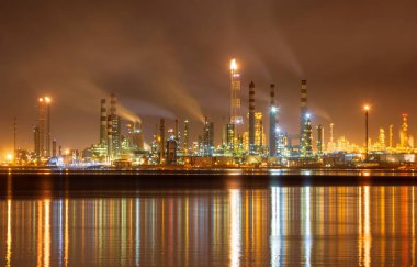 İzmit, Kocaeli, Türkiye 'deki TÜPRAS (Türk Petrol Rafineri Şirketi). TÜPRAS tesislerinin gün batımı görüntüsü.