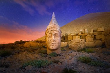 Nemrut Mount, Türkiye - Kommagene krallığının tanrılarını temsil eden antik taş kafalar
